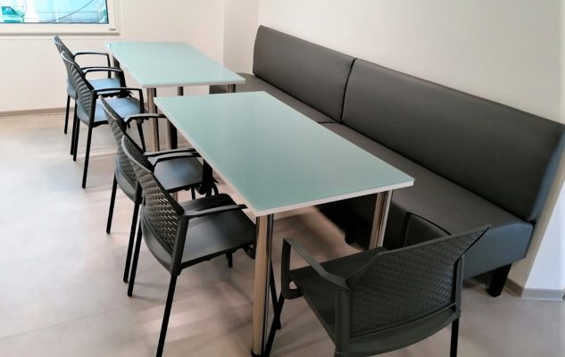 table en verre salle de pause