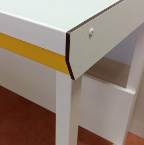 Verre avec rive pvc blanc et flasque latérale stratifié compact