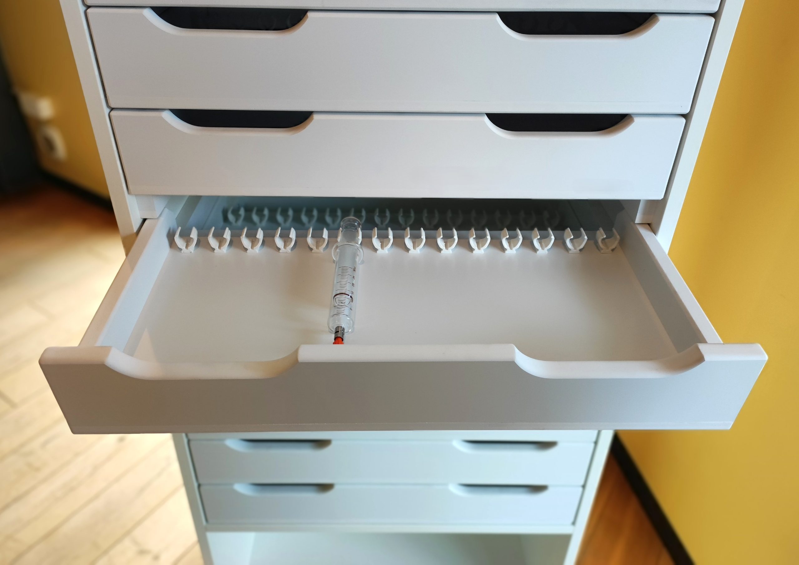 meuble avec tiroirs pour porte seringues laboratoire